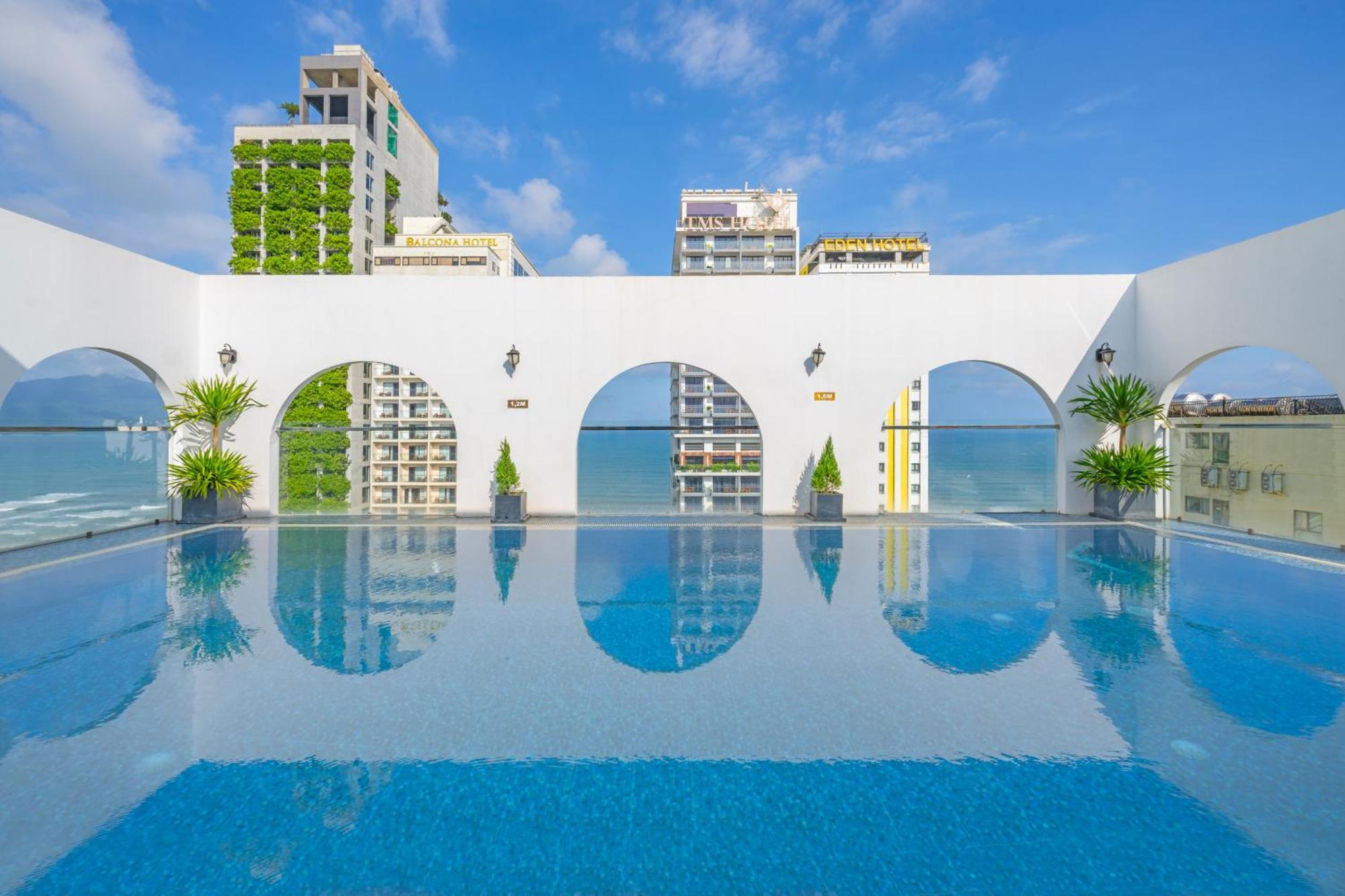 Golden Lotus Hotel Da Nang - Rooftop Bar Sea View Exterior photo