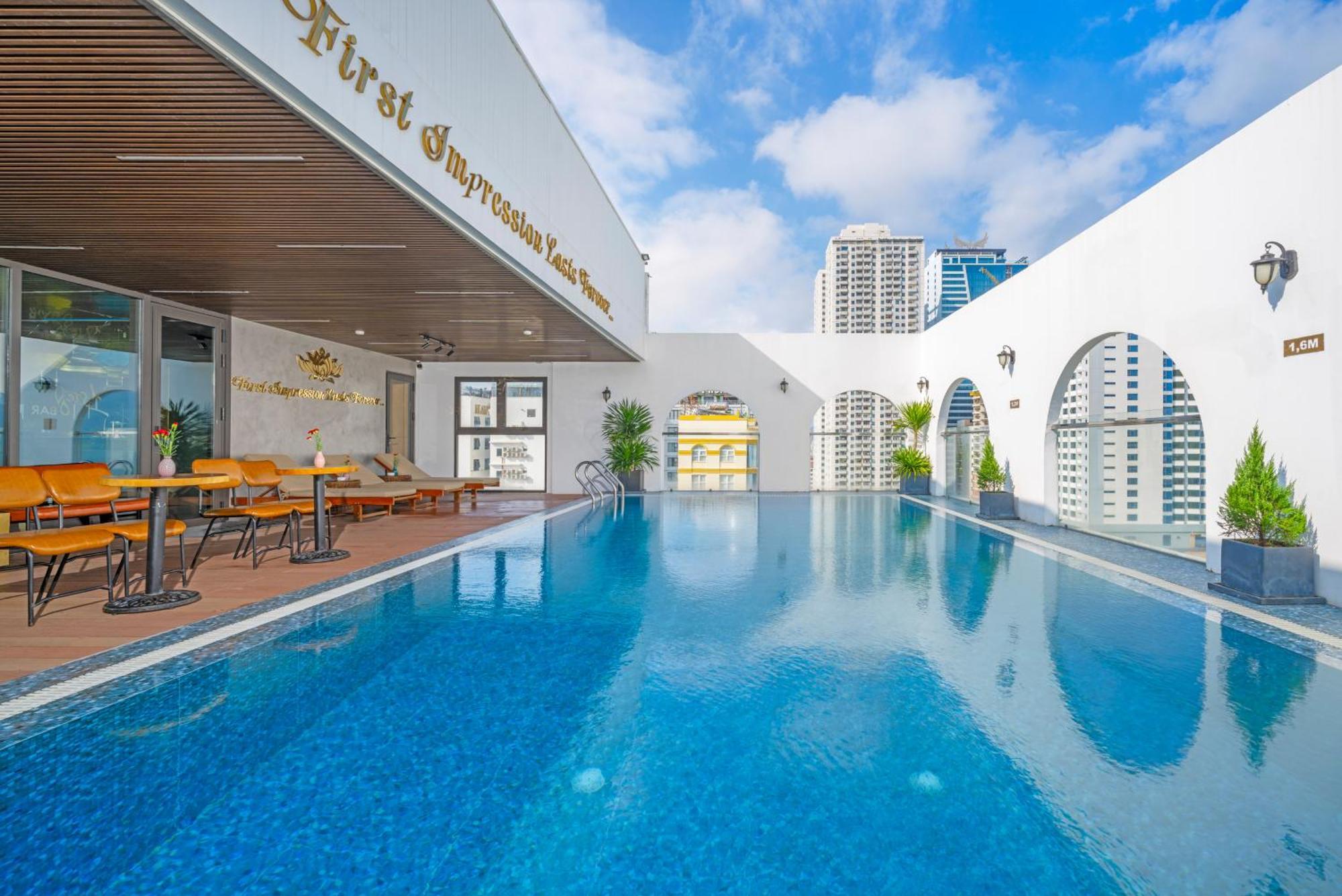 Golden Lotus Hotel Da Nang - Rooftop Bar Sea View Exterior photo