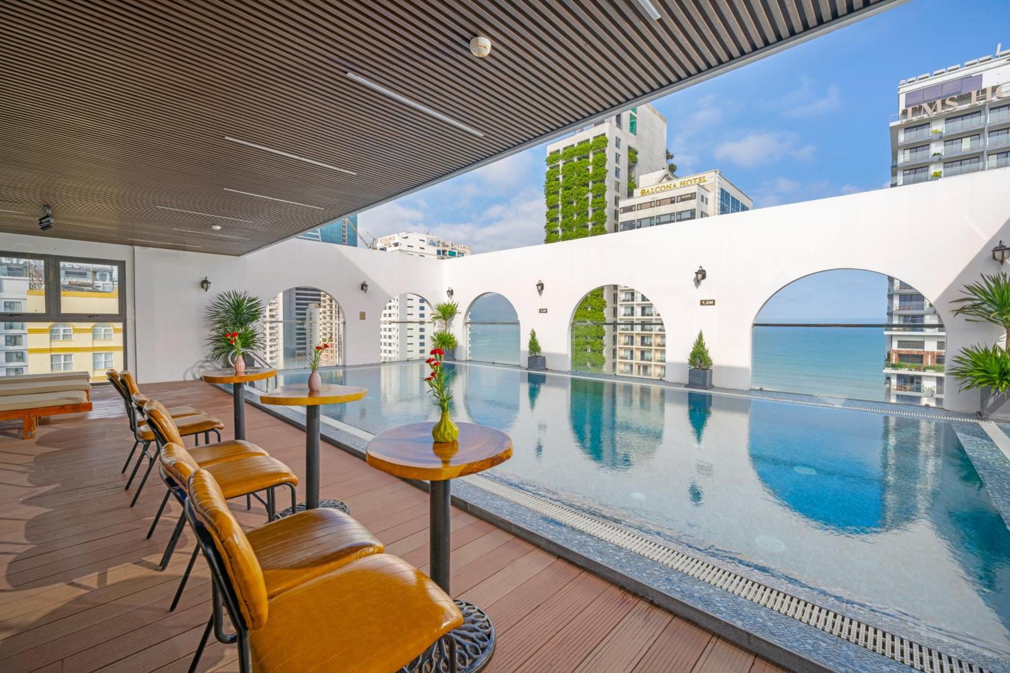 Golden Lotus Hotel Da Nang - Rooftop Bar Sea View Exterior photo