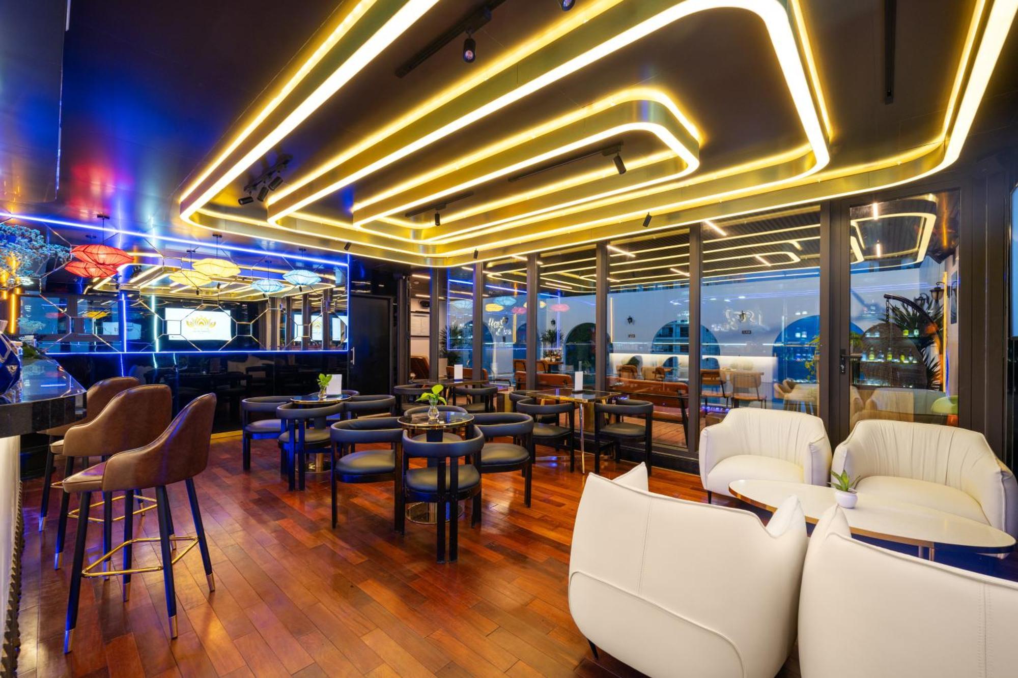 Golden Lotus Hotel Da Nang - Rooftop Bar Sea View Exterior photo